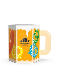 Zeshoekige drinkcontainer ontworpen als een biermok; oranje achtergrond met pretzels en bellen. Heeft een lichtgekleurde handgreep en logo.