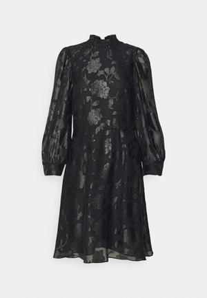 Robe noire avec un col haut et de longues manches bouffantes, ornée d'un motif floral en matériau brillant, de forme évasée fluide, avec des détails transparents.