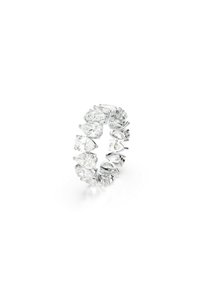Anillo de plata con piedras claras en forma de pera engastadas en garras, alternando con piedras redondas; acabado suave y pulido.