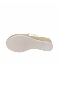 Sandale blanche avec une semelle plateforme texturée et douce. Présente une forme incurvée, un design minimaliste et des rainures discrètes pour l'adhérence.