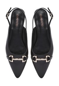 Tacchi slingback in pelle nera con punta affusolata, dotati di un accento decorativo in metallo argentato sulla tomaia e di una fodera interna liscia.