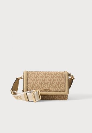 Beige Michael Kors crossbodytas met geperst MK-patroon, gouden logoplaatje en verstelbare brede stoffen riem met gouden gesp.