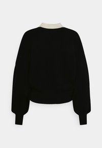 Pull noir court avec manches longues bouffantes, doté d'un col blanc contrastant et de détails côtelés à l'ourlet et aux poignets.