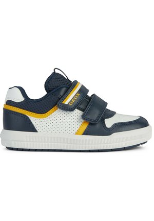 Zapatilla azul y blanca con parte superior sintética, paneles de malla, dos correas de Velcro, lados perforados y suela de goma texturizada.