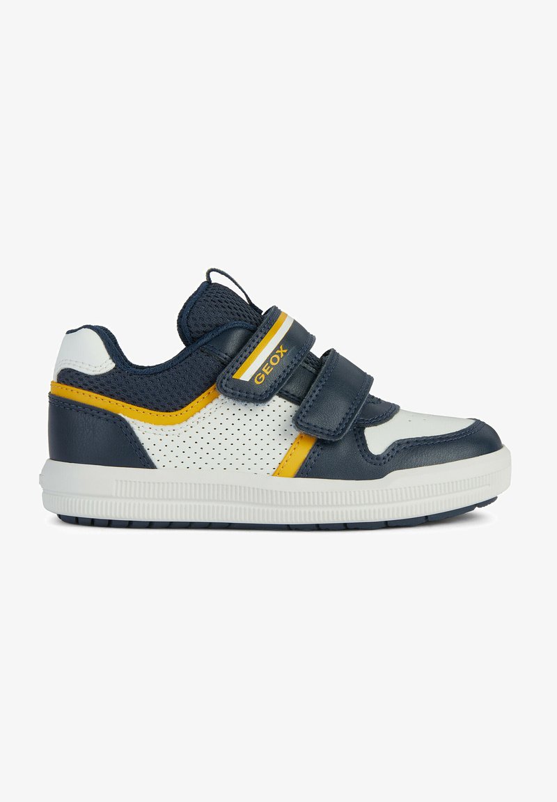 Zapatilla azul y blanca con parte superior sintética, paneles de malla, dos correas de Velcro, lados perforados y suela de goma texturizada.