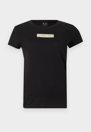 Must lühikeste varrukatega t-särk, millel on rinnal keskel väike beežist ristkülikukujuline plaastrik, kus on kirjas "Armani Exchange".