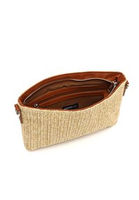 Sac en paille tressée avec des accents en cuir beige, doté d'une fermeture éclair et de plusieurs poches internes pour l'organisation.