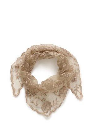 Pañuelo beige transparente con bordado floral y bordes festoneados, doblado en una suave forma triangular sobre un fondo blanco.