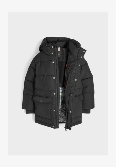 Svart puffjacka med huva, med tryckknappar, dragkedjestängning och två framfickor. Inre foder har en mönstrad design.