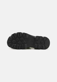 UGG CORA - Platvormsandaalid - caterpillar
