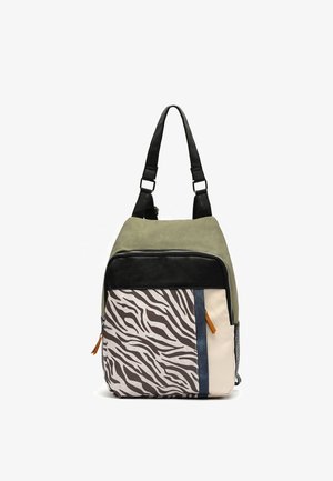 Mochila sintética verde y negra con diseño de cebra en la parte frontal, cierre con cremallera, correas ajustables y un bolsillo lateral con acento naranja.