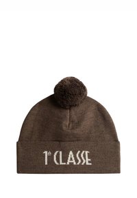 Berretto marrone in maglia con logo bianco "1° CLASSE", caratterizzato da un pompon rotondo sulla sommità e un risvolto. Tessuto morbido, vestibilità aderente.