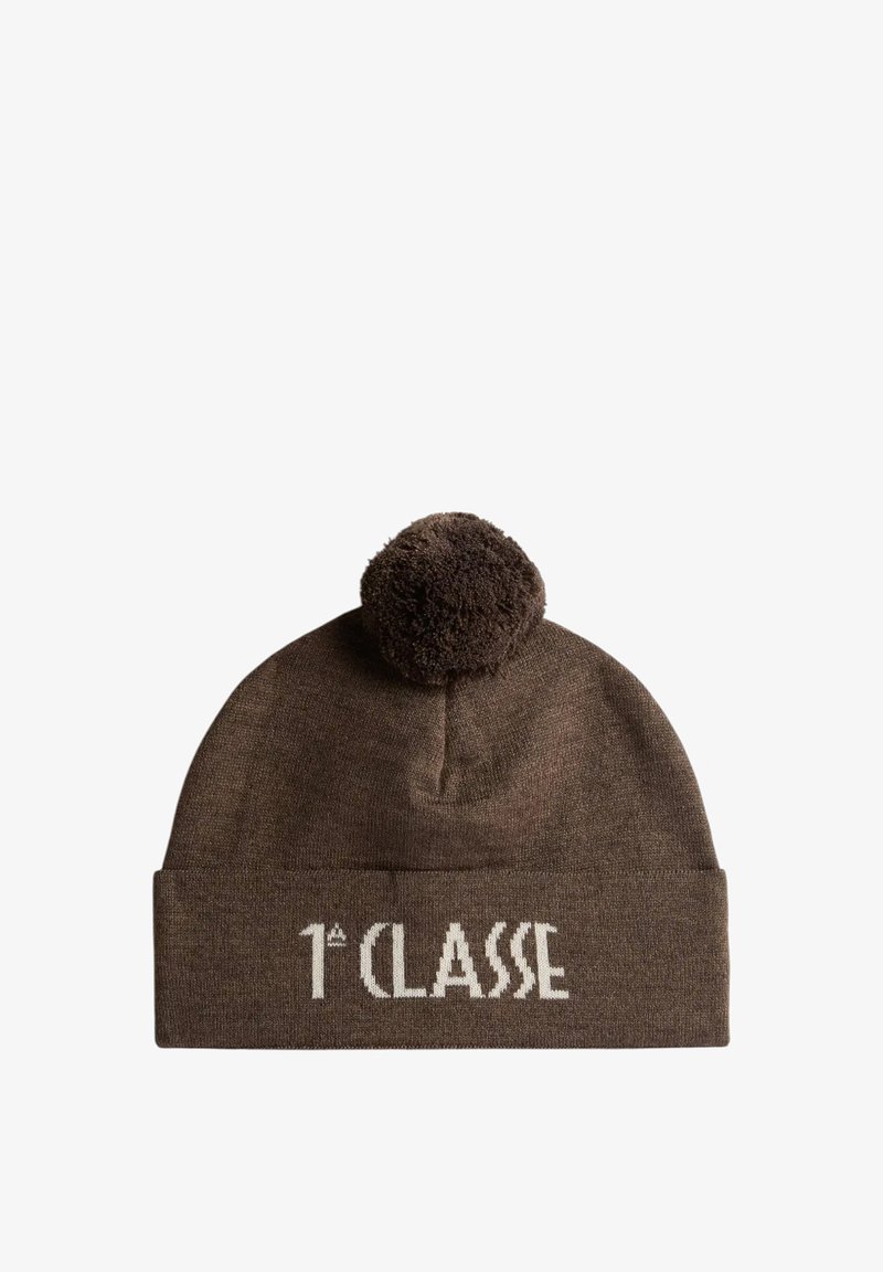 Berretto marrone in maglia con logo bianco "1° CLASSE", caratterizzato da un pompon rotondo sulla sommità e un risvolto. Tessuto morbido, vestibilità aderente.