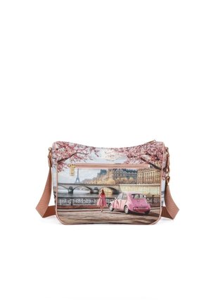 Borsa a tracolla con scena di Parigi che mostra un'auto rosa, una donna in abito rosa, alberi di ciliegio in fiore, ponte e Torre Eiffel in tenui toni pastello.