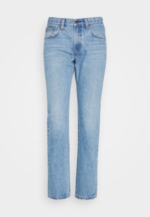 Jeans de denim azul claro con corte recto, cintura de altura media, bolsillos frontales y detalles de desvanecimiento sutiles en toda la prenda. Costuras clásicas en las costuras.