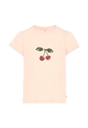 Jasnoróżowa koszulka z krótkim rękawem i bufkami, z przodu ozdobiona cekinowym wzorem wiśni z zielonymi liśćmi i czerwonymi owocami.