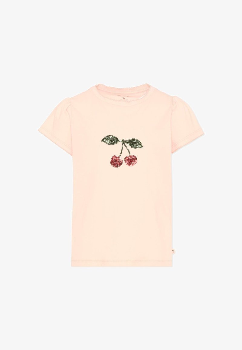 T-shirt rose clair à manches courtes bouffantes avec un motif de cerise en sequins, feuilles vertes et cerises rouges à l'avant.