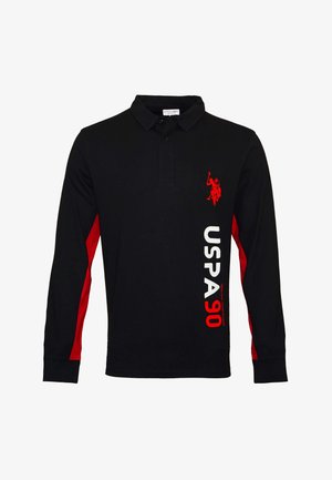 Schwarzes langärmeliges Poloshirt mit roten Seitenpanelen, rotem Polo-Spieler-Logo auf der Brust und weißem und rotem "USPA 90"-Schriftzug auf der vorderen rechten Seite.