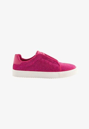 Baskets slip-on perforées roses avec une tige lisse, semelle en caoutchouc blanc et accents texturés. Conçues pour le confort et la respirabilité.