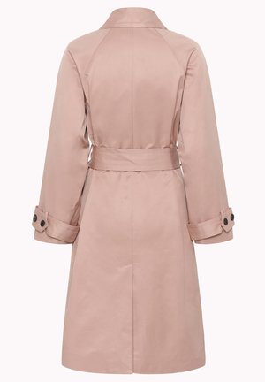 Gaiši rozā ceļgalu garuma trančmētelis ar vidukļa jostu un piespraužamām aprocēm, redzams no aizmugures uz vienkārša fona.