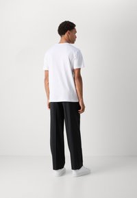 Calvin Klein Jeans REGULAR FIT SCATTERED LOGO - Apdrukāts T-krekls - white