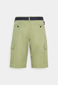 Short cargo vert clair avec ceinture noire, deux poches arrière à boutons et poches latérales à rabat, vus de dos.
