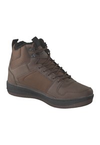 Braune High-Top-Sneaker mit einem glatten Lederoberteil, strukturierten braunen Akzenten, schwarzer Gummisohle und Schnürdesign mit gepolstertem Kragen.