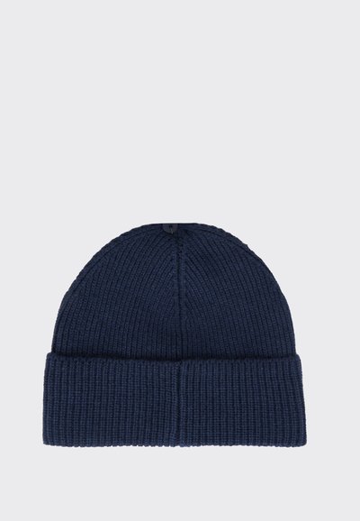 Berretto in maglia blu navy con texture a coste, dotato di un risvolto e un piccolo dettaglio a loop nella parte superiore. Materiale morbido e caldo.