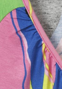 Mehrfarbiger Stoff mit rosa, blauen und grünen Streifen und geraffter Textur. Auffällige Nähte entlang der Ränder. Glattes, leichtes Material.