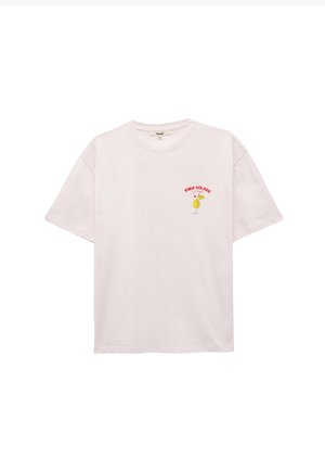 Lys pink bomulds t-shirt med korte ærmer, der har teksten "PINA COLADA" og et cocktailgrafik på venstre bryst.