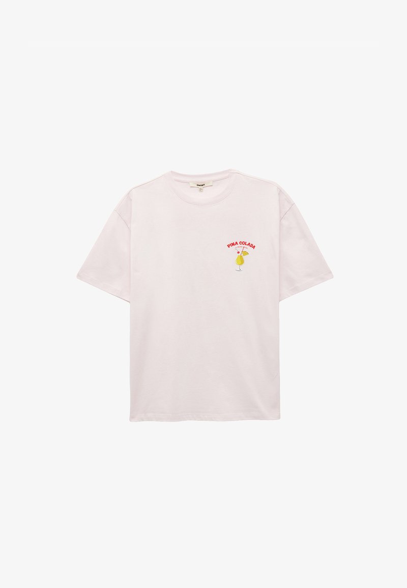 Lys pink bomulds t-shirt med korte ærmer, der har teksten "PINA COLADA" og et cocktailgrafik på venstre bryst.
