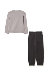 Grijze sweatshirt met een ronde hals en geribbelde manchetten, gecombineerd met zwarte joggerbroeken met een elastische tailleband en zijzak.