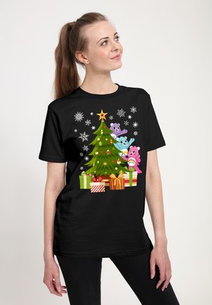Sort t-shirt med et farverigt grafisk motiv af et juletre, tre tegneserieagtige bjørne og gaver, sat mod en hvid baggrund.