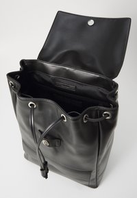 Borsa a secchiello in pelle nera con una texture liscia, chiusura con coulisse, hardware metallico e una sezione interna per l'organizzazione.