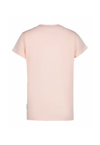 Camiseta de manga corta y cuello redondo en suave tela de color rosa pastel. Presenta un diseño sencillo sin patrones, con etiquetas visibles en el lado inferior.