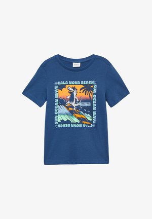 Blauwe katoenen t-shirt met een graphic van een krokodil die op een golf surft, omringd door tekst en palmbomendesigns. Korte mouwen en ronde hals.