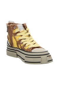 High-Top-Sneaker aus braunem, gelbem und grauem Textil mit ausgefransten Kanten, gelben Schnürsenkeln, schwarzer gestreifter Sohle und einem seitlichen Reißverschlussdetail.
