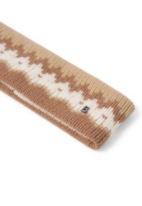 Bandeau en tricot marron et crème, avec un motif zigzag, une texture douce et un petit logo métallique accentuant le design.