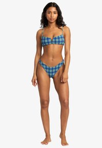 Blauwe en groene geruite bikini set met een recht gesneden top met dunne bandjes en hoog uitgesneden onderstukken. Gemaakt van textuurstretchstof.