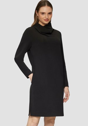 Schwarzes Langarmkleid aus glattem Stoff mit Carmen-Ausschnitt, seitlichen Taschen und seitlichen Schlitzen. Einfacher, gerader Schnitt, knielanges Design.