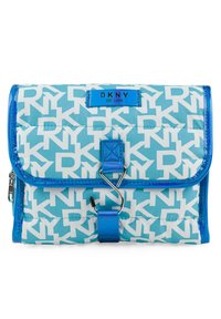 Bolsa acolchada azul con un patrón de logotipos blancos, un ribete azul y un broche para el cierre. Incluye un bolsillo con cremallera para almacenamiento adicional.