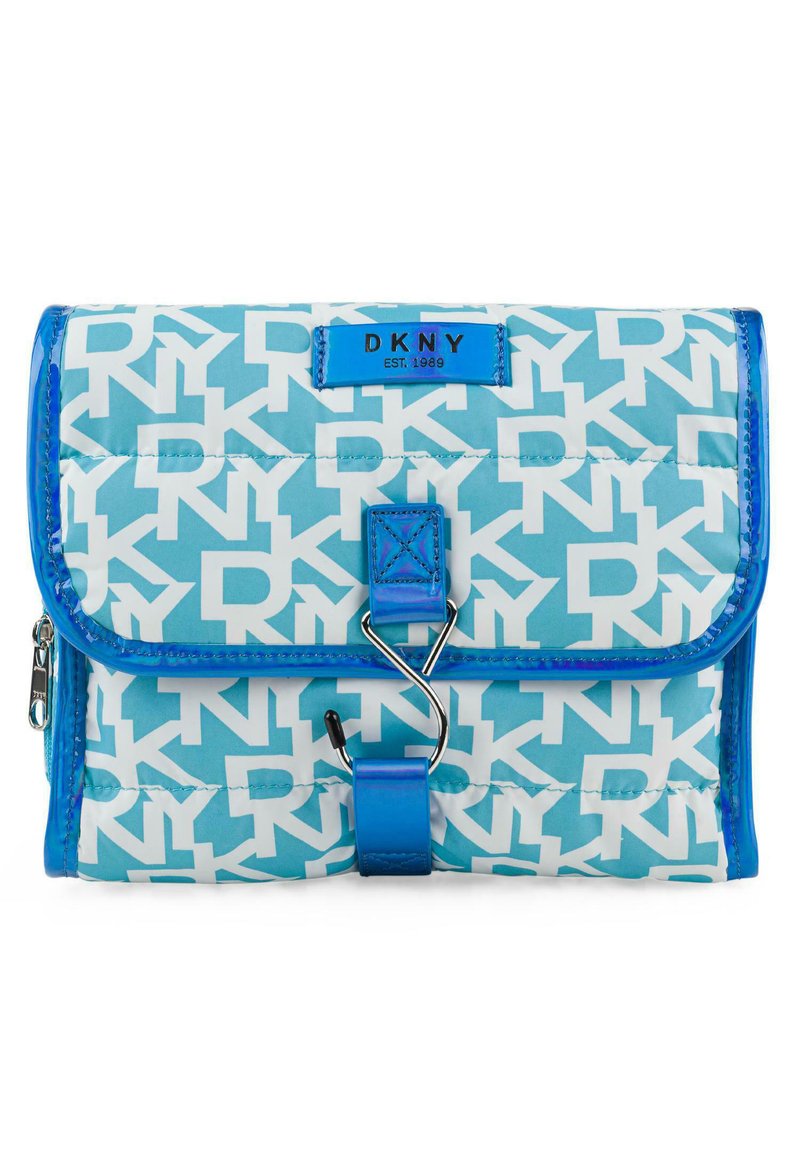 Bolsa acolchada azul con un patrón de logotipos blancos, un ribete azul y un broche para el cierre. Incluye un bolsillo con cremallera para almacenamiento adicional.