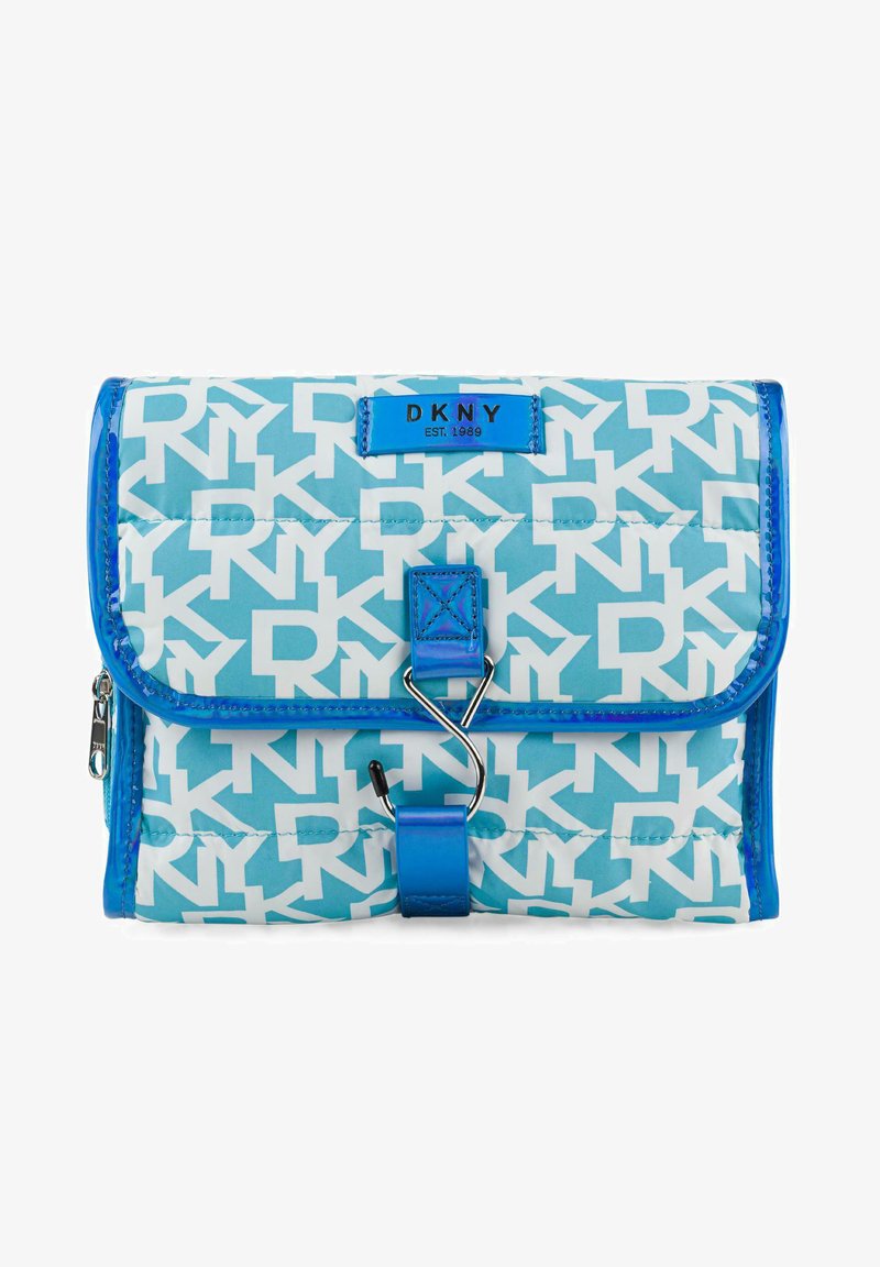 Bolsa acolchada azul con un patrón de logotipos blancos, un ribete azul y un broche para el cierre. Incluye un bolsillo con cremallera para almacenamiento adicional.