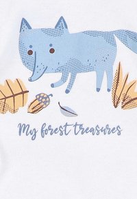 Blauwe gestileerde vos met verspreide herfstbladeren, eikel en handgeschreven tekst "Mijn bos schatten" op een witte achtergrond.