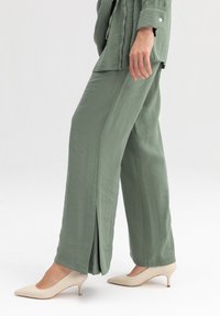 Touché Privé WAISTED SHIRT TROUSERS SET - Pantalones - khaki