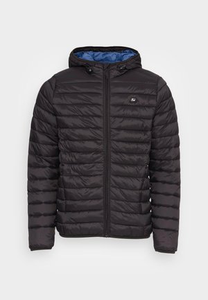 Must hõlmik musta värvi, millel on kudumiskujundus, tõmblukk ja kontrastne sinine sisetasku. Rinnal on väike logo.