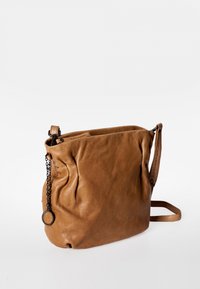 Borsa a spalla in pelle marrone con una finitura morbida e testurizzata. Presenta un accento a catena e una tracolla regolabile, con apertura superiore e dettaglio del logo cucito.