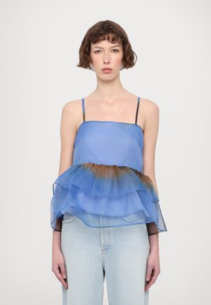 Blå lagdelt bluse laget av gjennomsiktig stoff, med tynne stropper og en volangdesign med en gradienteffekt mot bunnen.