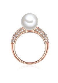 Anillo de oro rosa con una gran perla blanca en la parte superior y adornado con pequeñas piedras preciosas transparentes a lo largo de la banda para un brillo adicional.