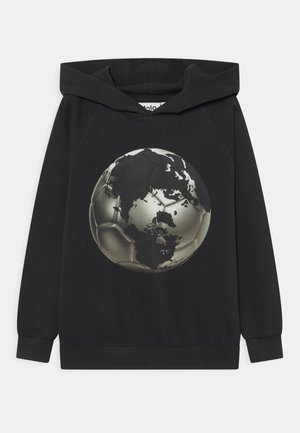 Hoodie noir avec un globe conçu comme un ballon de football montrant des continents en teintes métalliques au centre avant.